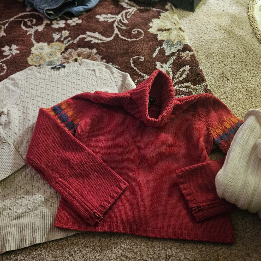 SIZE M LOT OF Junior's Girls Sweaters From American Eagle, Aeropostale, Gap